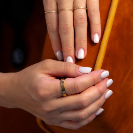 Ring mit Zirkonia und Herzmotiv - wasserfest